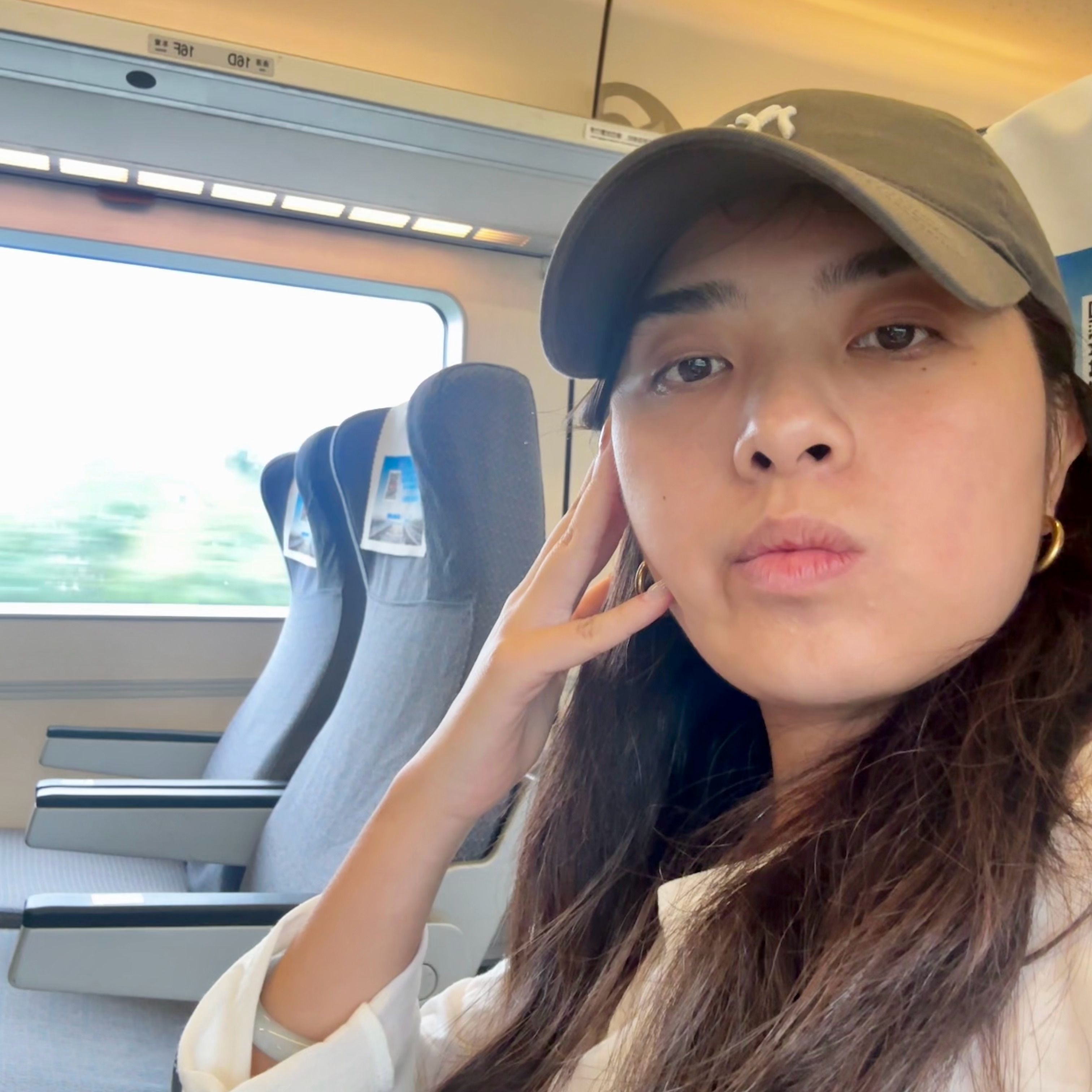 上海受台风影响，今天小助理我出差恩施没敢坐飞机，坐了8个小时高铁终于到了！！！休