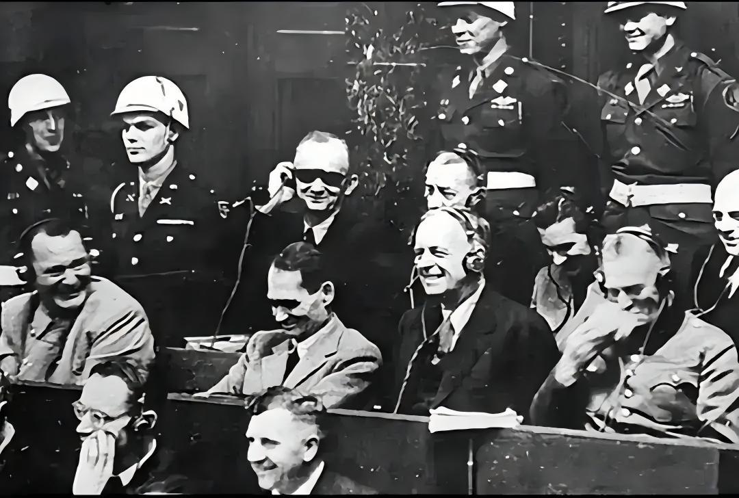 1945年11月，纽伦堡正义宫，同盟国对纳粹战犯的审判拉开帷幕。庄严肃穆的法庭上