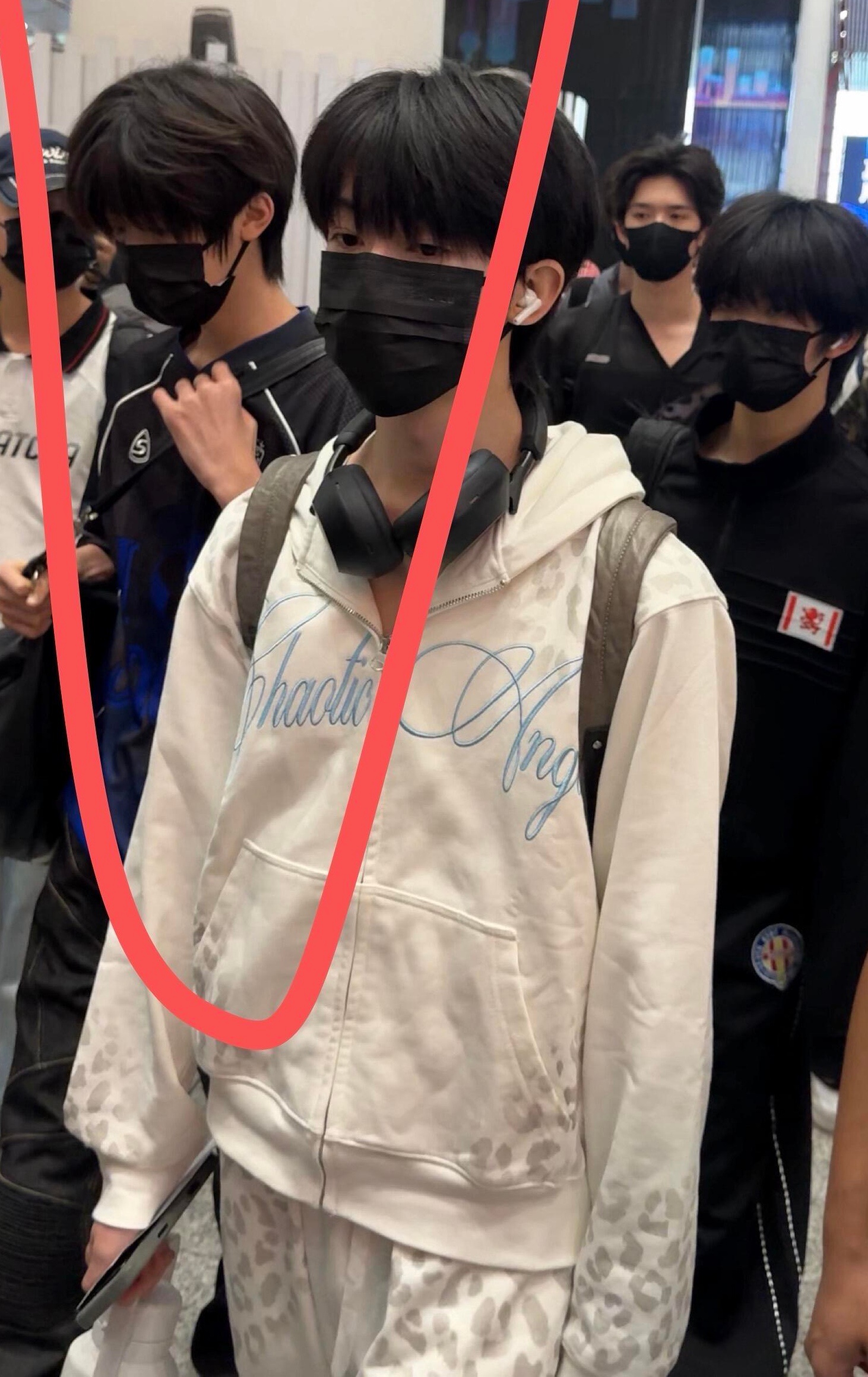 啃啃锁骨 （换回了🍎手机 提着最新款指纹水壶🤣 