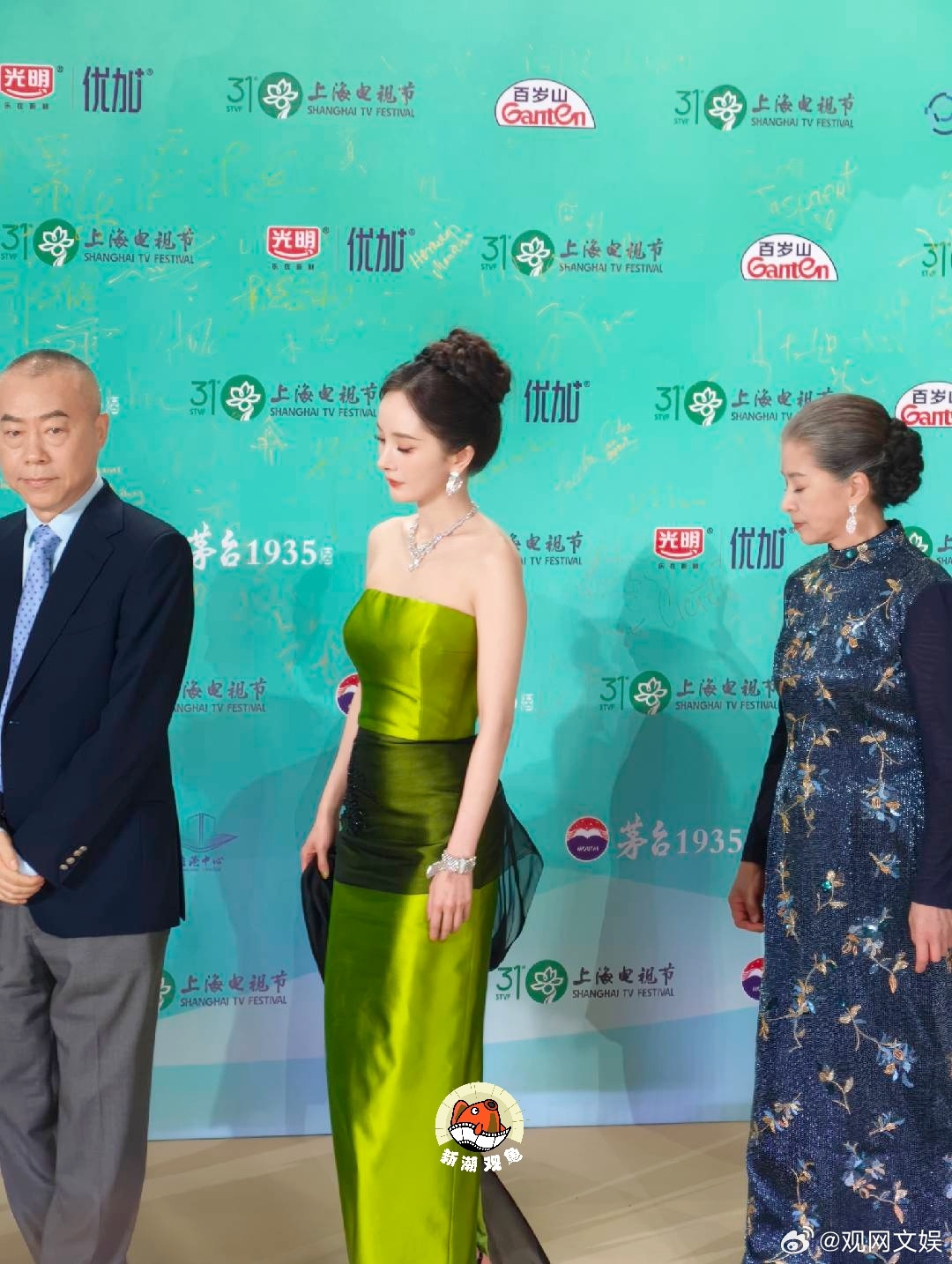 杨幂闪亮登场白玉兰红毯，女神大亮相杨幂白玉兰红毯白玉兰绽放颁奖典礼直播