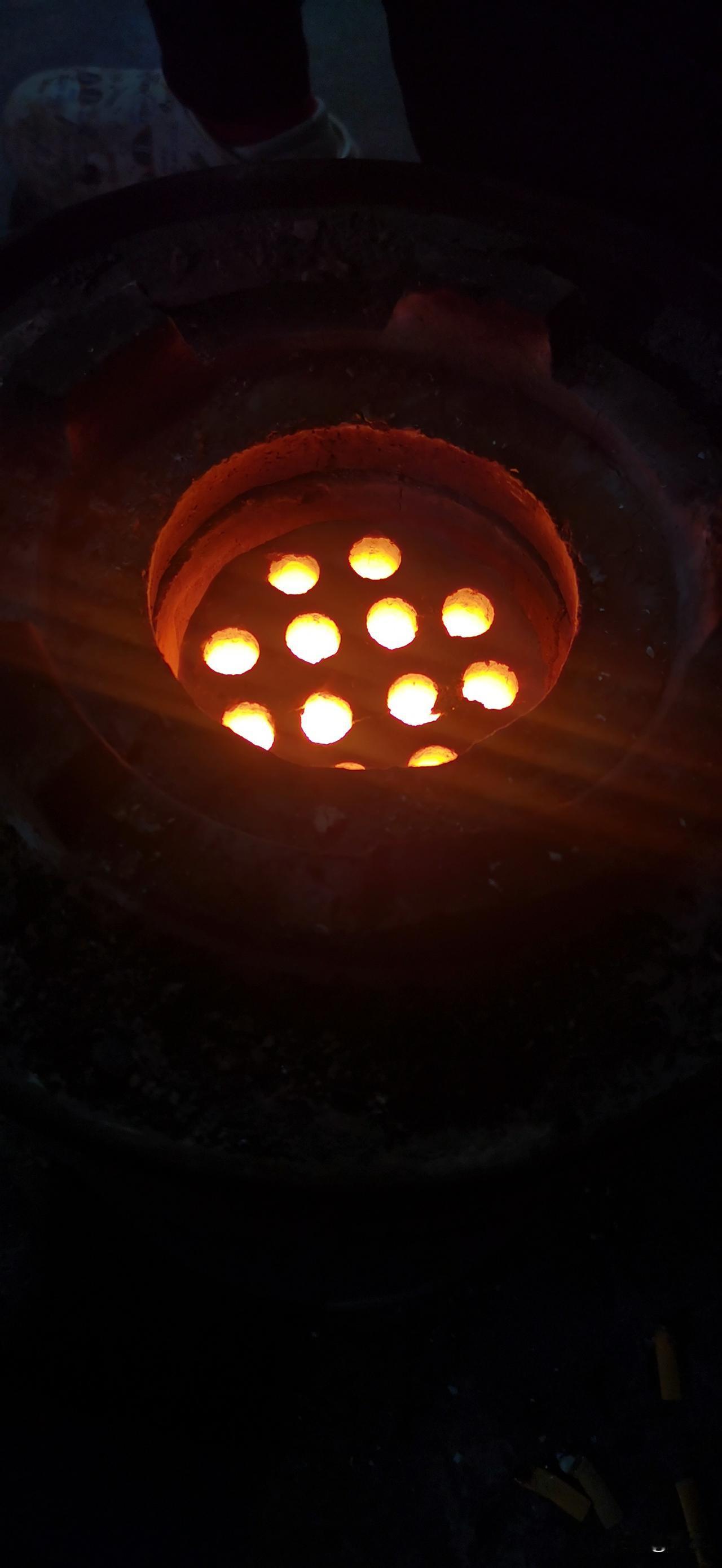 天冷了，来串门吧，火已经烤上了。12个眼的煤球管够，保证让你踏寒而来，抱暖而归。