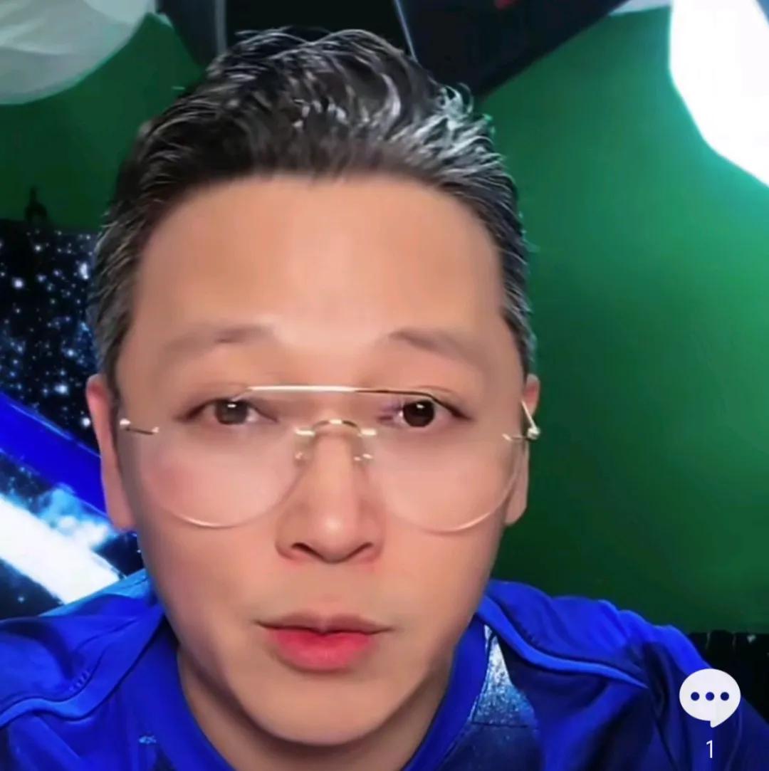 解说员周亮建议，上海申花新任主帅米洛耶维奇需要严格管理球队纪律。
在一场直播中，