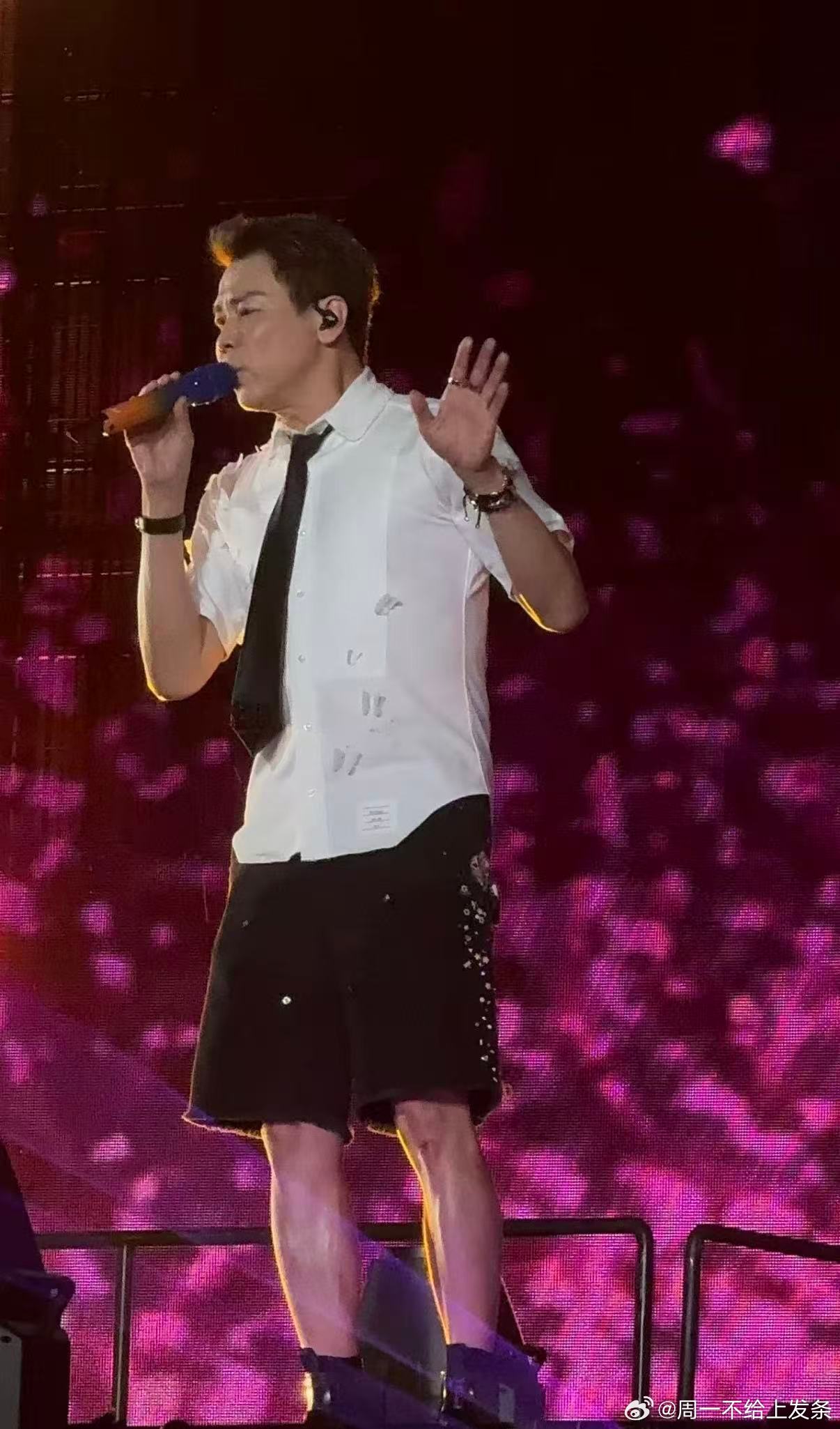 陶喆cos男大湿身唱心乱飞 武汉首站太绝了！白衬衫黑领带直接回到二十岁，雨中湿身