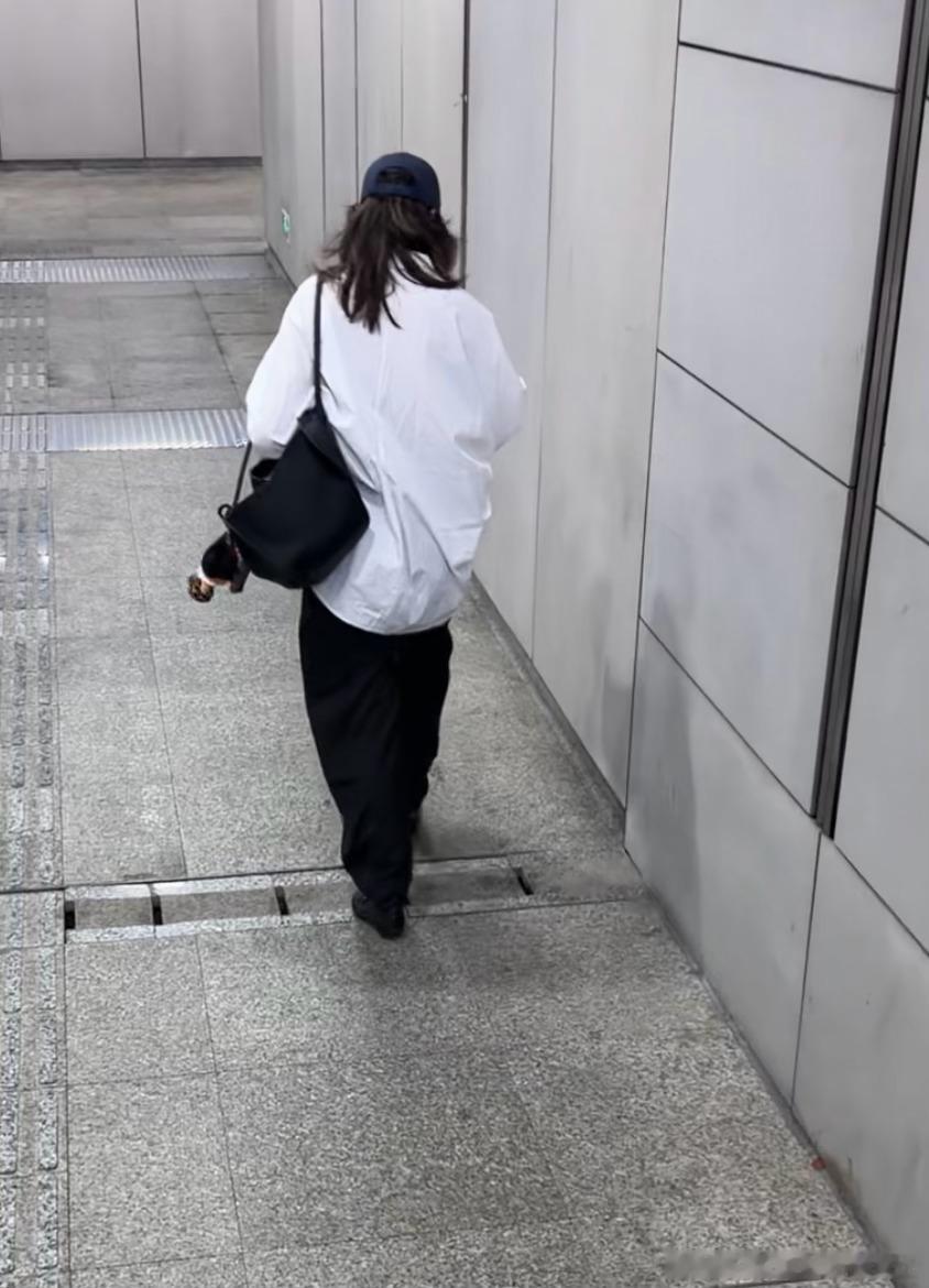 地铁遇到梦中情衫，版型材质颜色无一不好，追上去要了🔗（对我必不可能错过任何一件