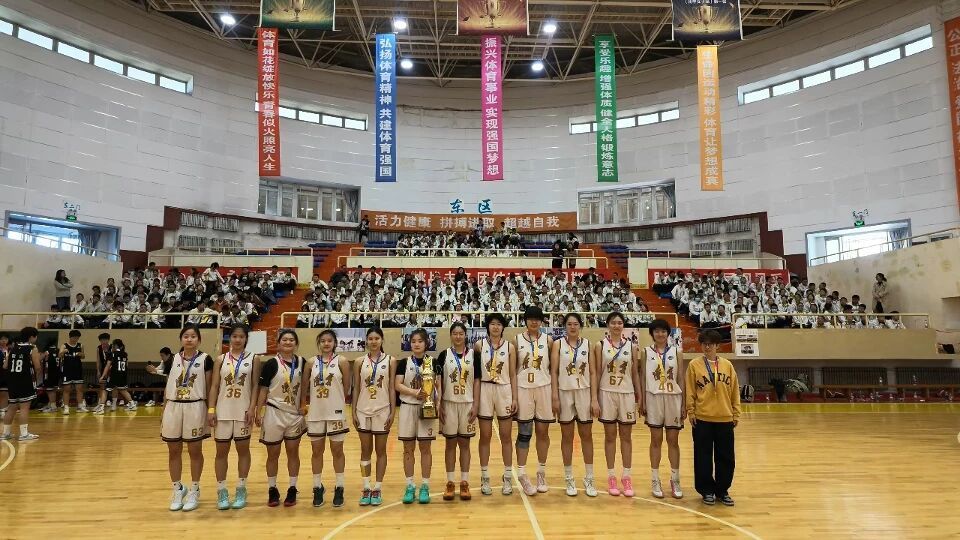 2026年辽宁省中小学生篮球联赛落幕，共7个组别，海城育才夺得高中男子组冠军，沈