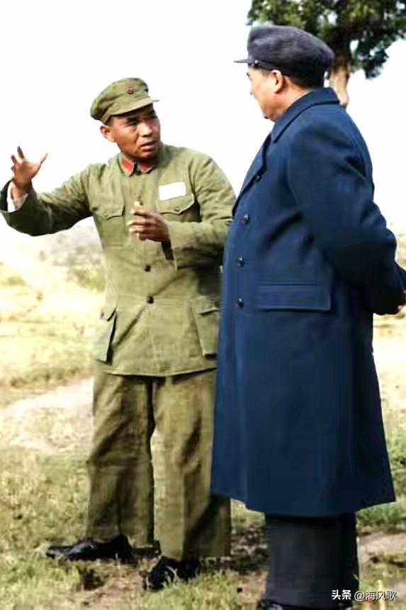 历史时光
1952 年 10 月 27 日，济南南郊四里山。毛泽东主席在山东军区