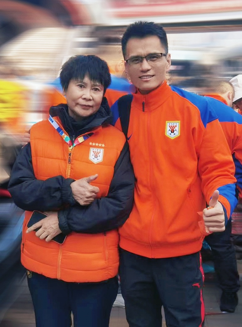 昨天到了球迷生活馆，大姐看到我后很亲切的拉着手说，弟弟，你终于来了，我在这里一直