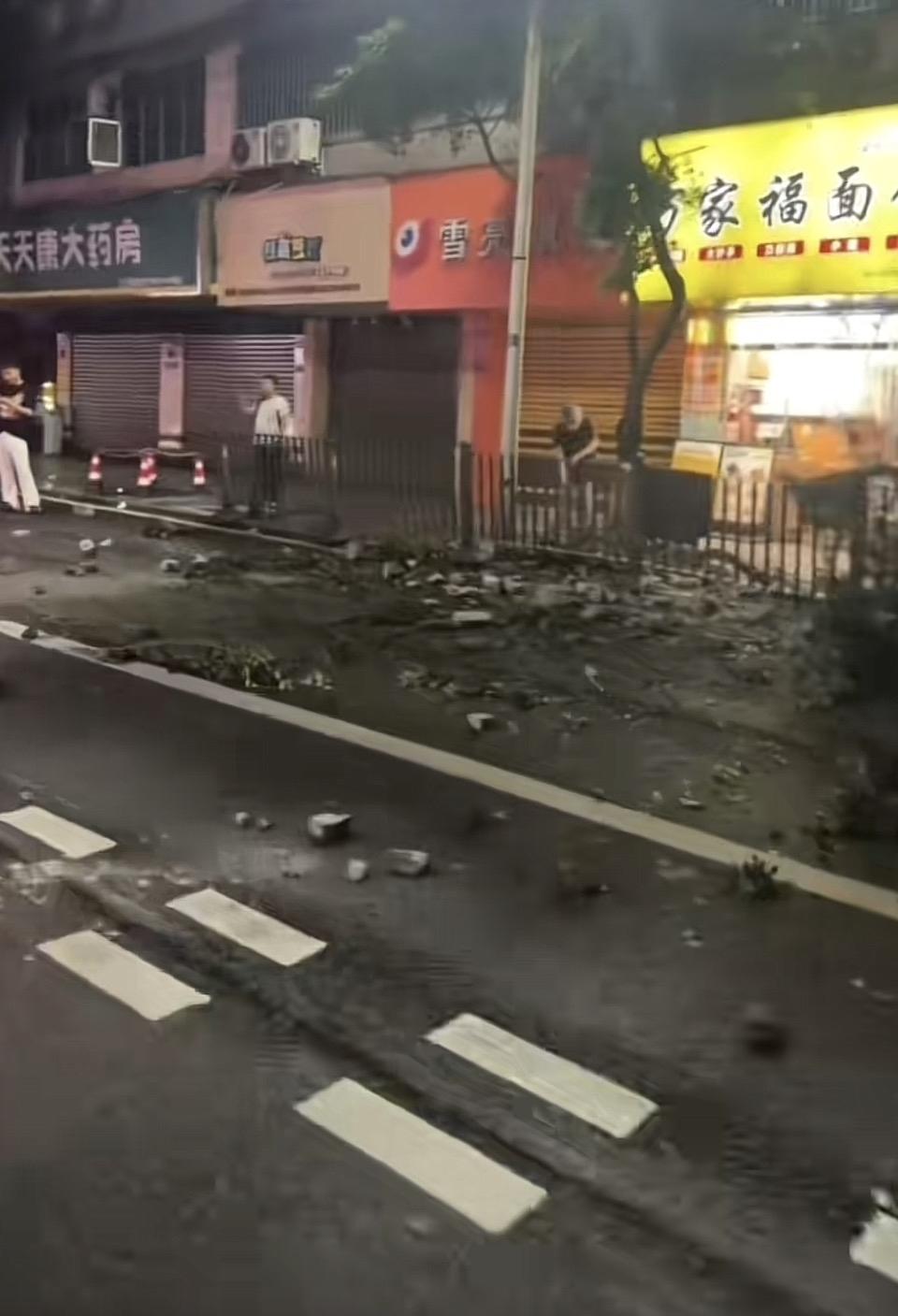 街头灯火残，夜深人静梦初寒。