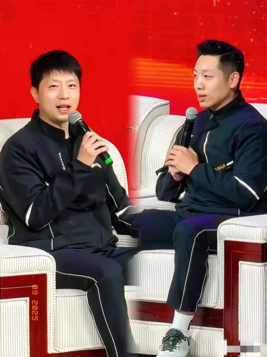 马龙和许昕去参加校园活动，一个学生好奇地问:“马龙哥哥为什么有眼袋？许...
