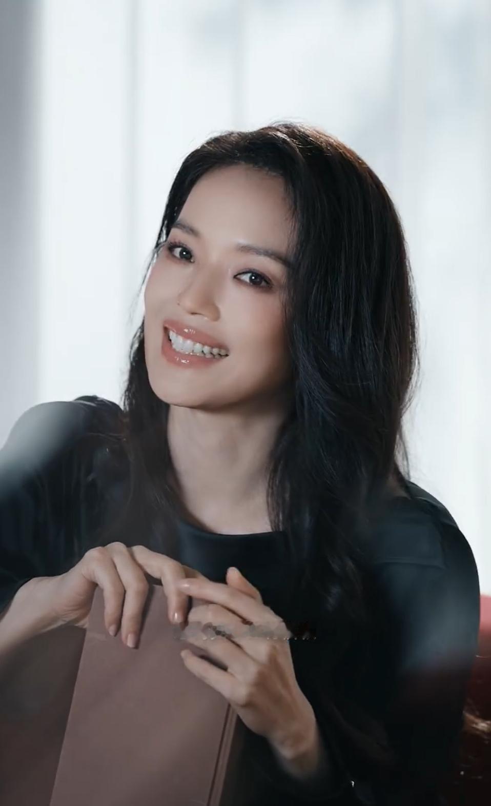 YU7代言人还是舒淇 舒淇不仅仅是小米SU7的代言人，她还是小米汽车整个品牌的代