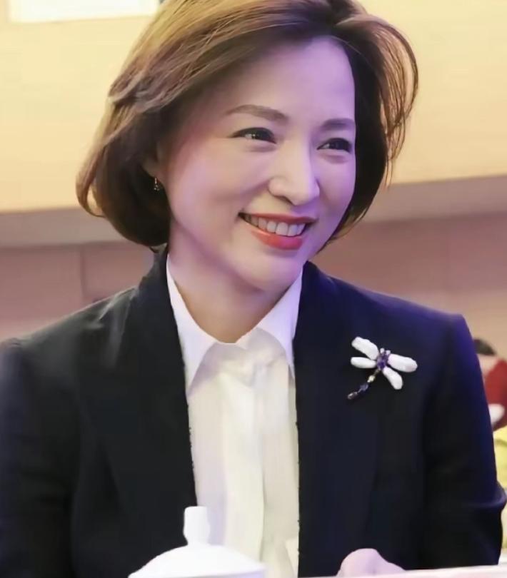 今年春天，董卿送走了抗癌七年的母亲。同时，她的丈夫、百亿富豪密春雷，已经失联 3