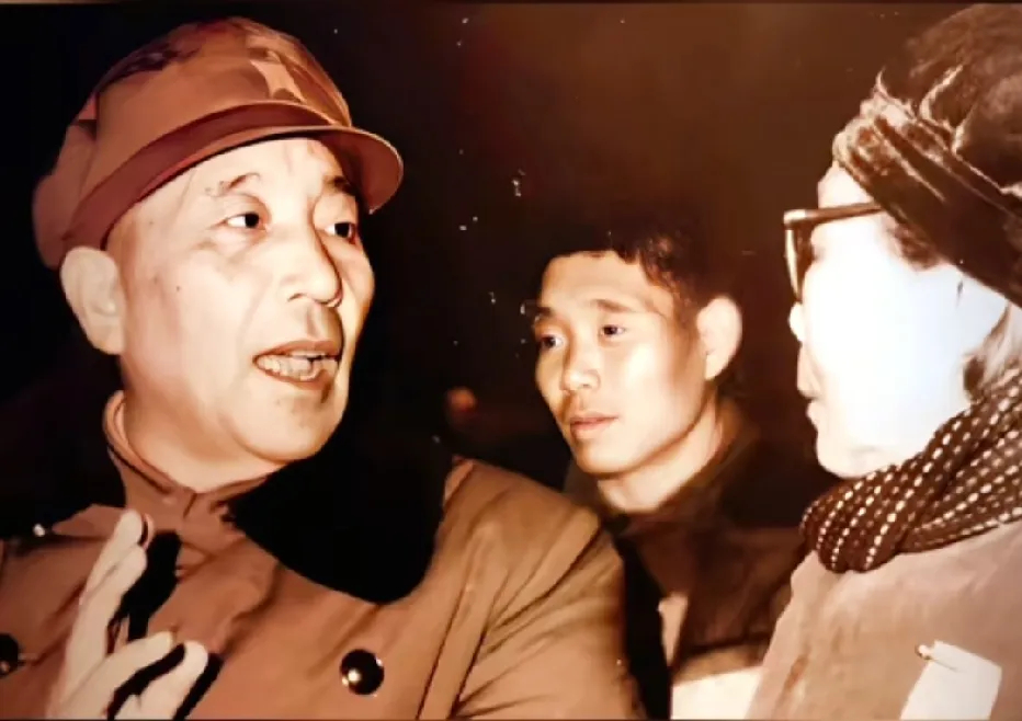 70年代，时任成都军区司令员的秦基伟将军会见黄继光烈士的母亲邓芳芝时的一张留影 