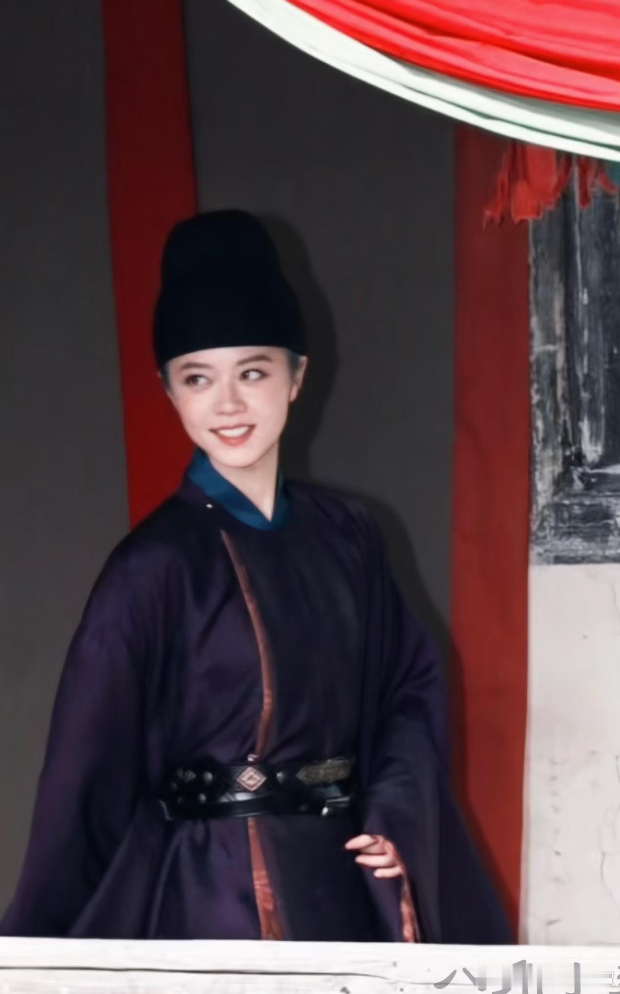 赵今麦新剧路透，还有男扮女装啊这套怎么样？ 