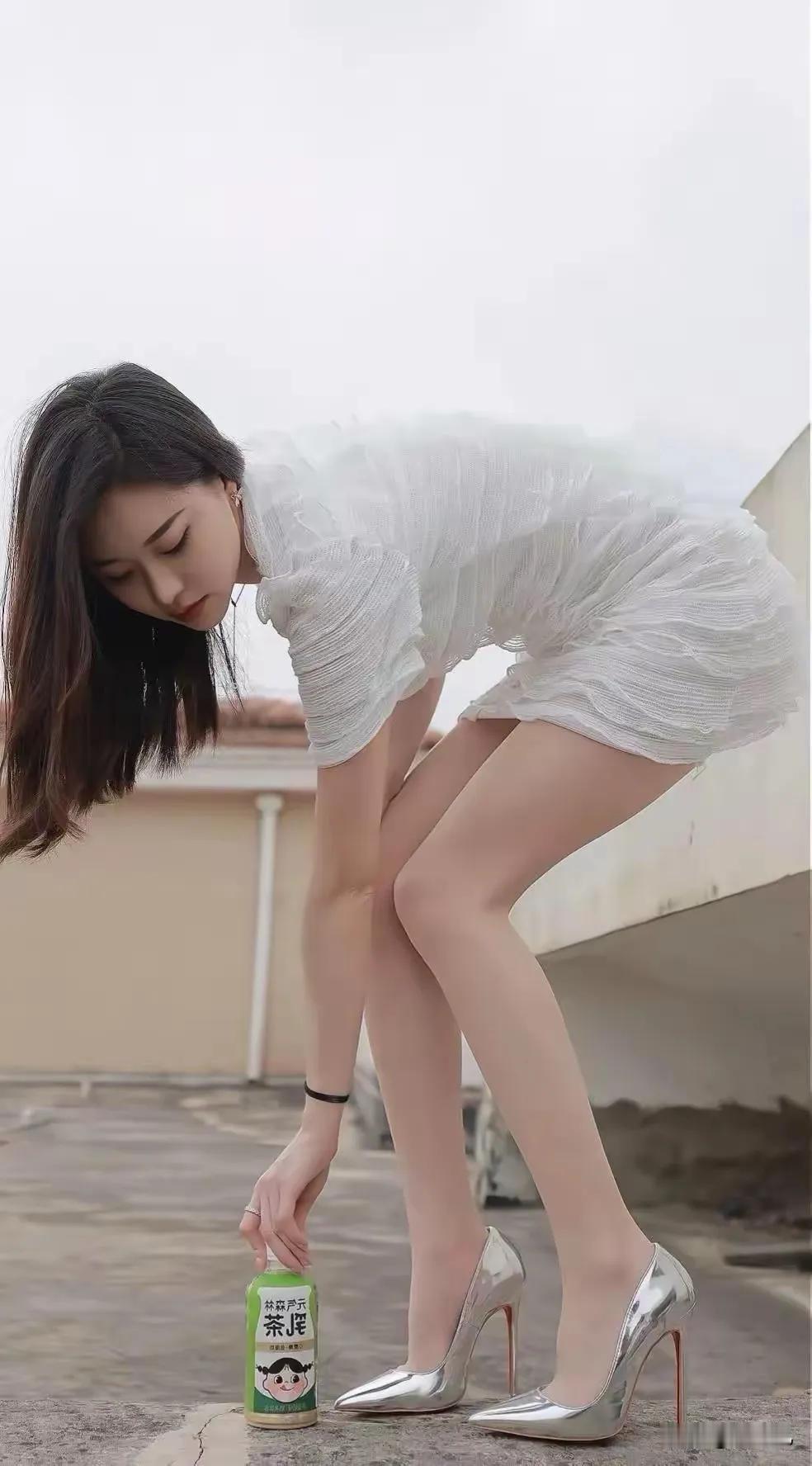 白色连衣长裙美女，长发美女