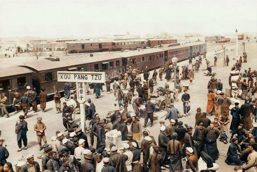 这张照片拍摄于清末的溝帮子火车站（今辽宁锦州境内），站牌上的“KOU PANG 