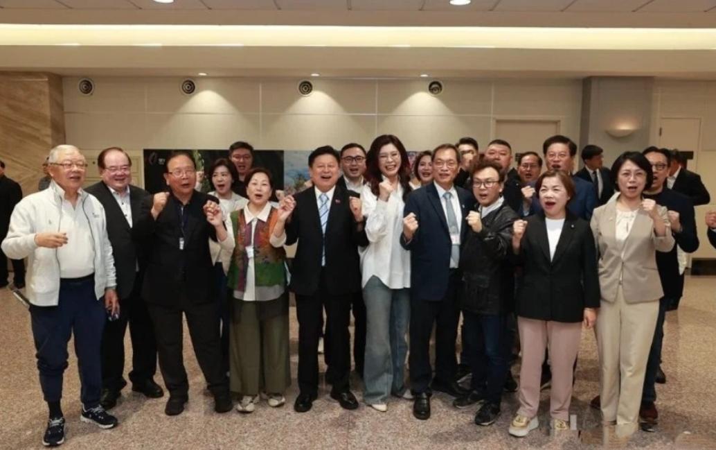 郑丽文所乘班机缓缓降落在台湾桃园机场，舱门打开的一刻，机场外早已分成两拨阵营的人