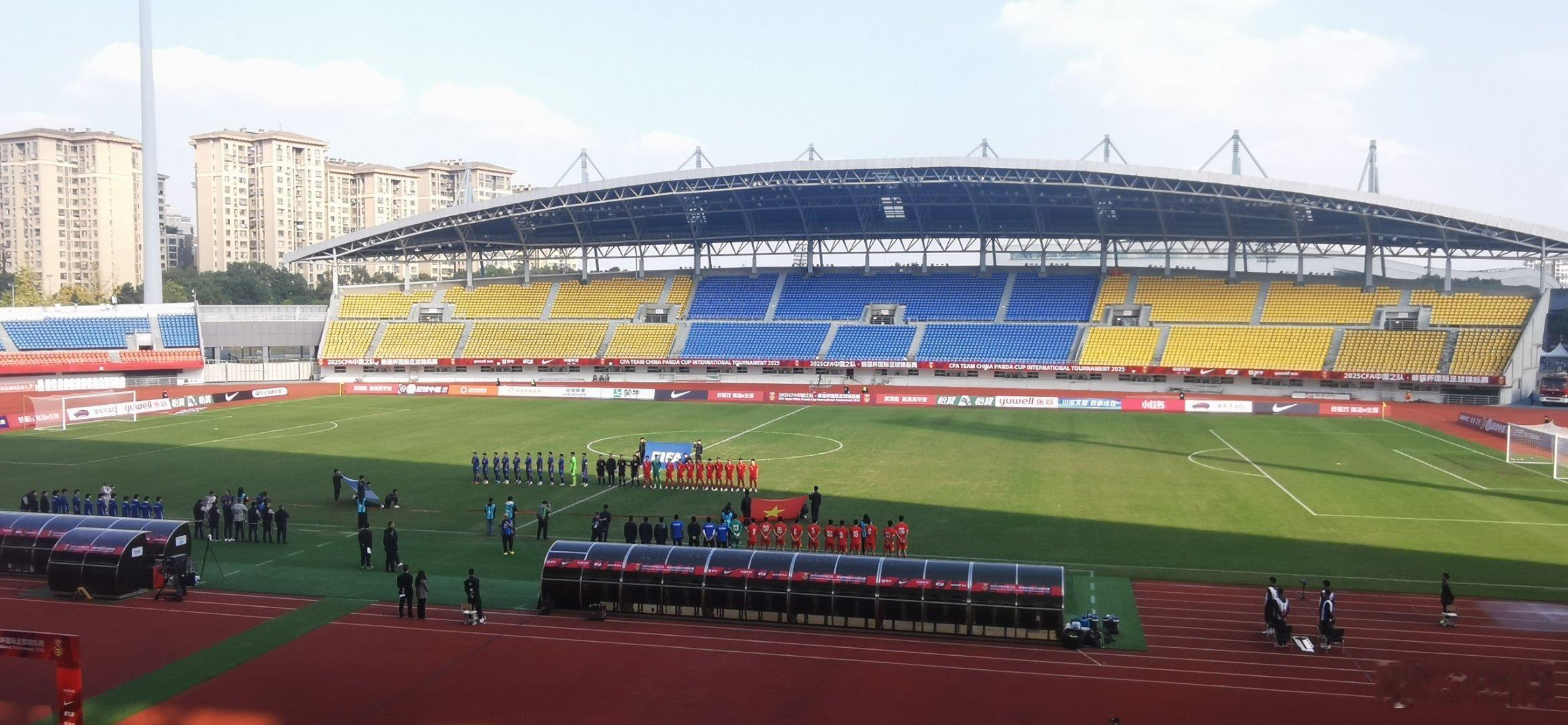 到地儿先来踩个点儿看看越南和乌兹，希望晚上 安指导能延续对强队的心得，毕竟再输可