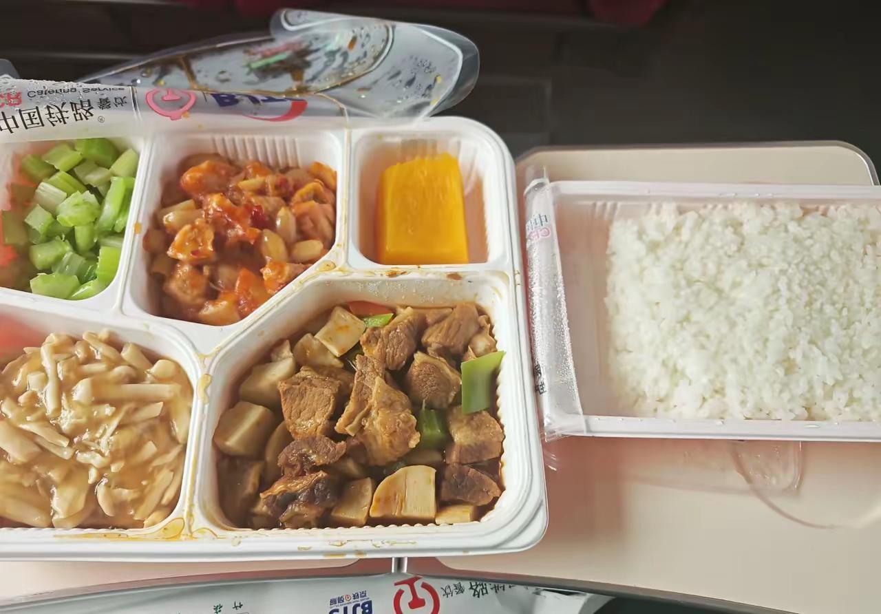 高铁上的一份68元的饭菜，你觉得贵吗？

高铁上的饭菜贵是正常的，嫌贵可以不吃啊