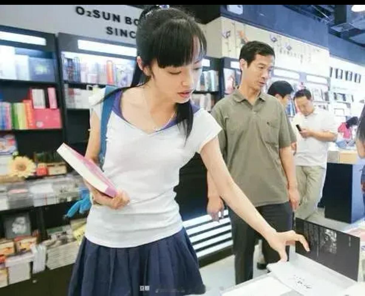 仔细观察后确实，嫩的出水的姚晨，当时瘦的感觉营养不良了都………照片上的姚晨头有点