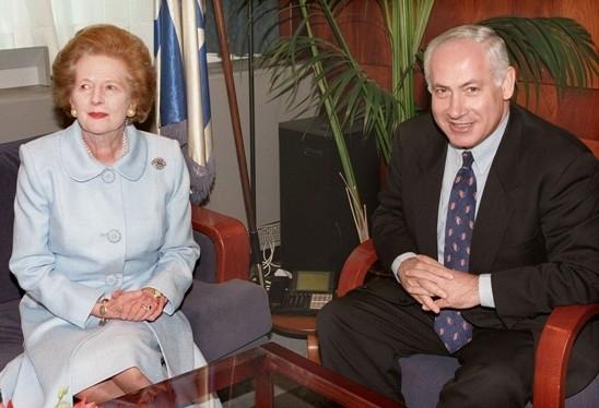 撒切尔夫人和内塔尼亚胡合影，那时她都老了，但优雅依旧。她也是个美了一辈子的女人，