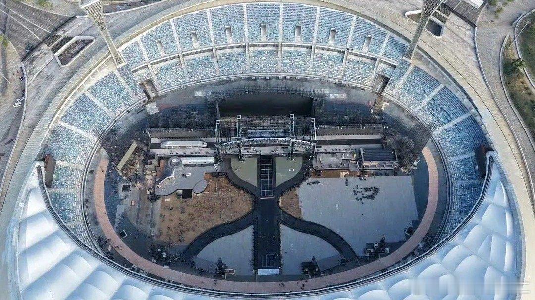 谁来看跨年舞台大的可以开高铁卧槽笑的肚子疼 