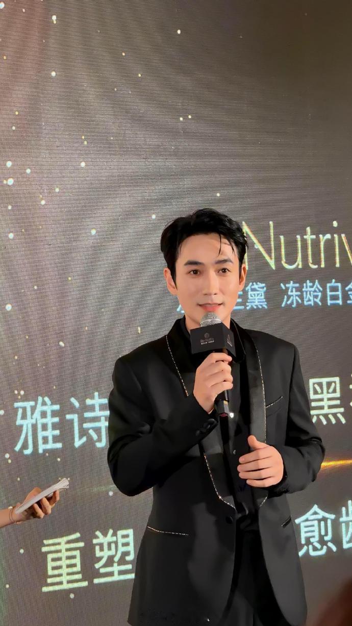 朱一龙舒淇对眼睛很友好舒淇朱一龙豪门姐弟即视感舒淇的松弛感和朱一龙的沉稳感完美碰