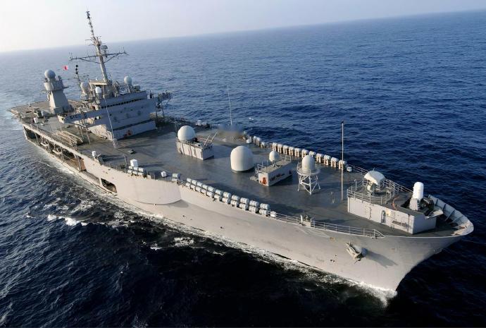 每天认识一件兵器 美国“蓝岭”级两栖指挥舰“蓝岭”级是美国于20世纪60年代建造