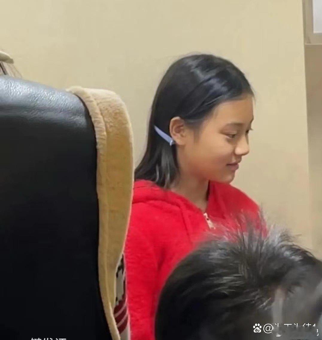 甜馨12岁在北京三里屯打耳洞，开心地照镜子欣赏 ​​​