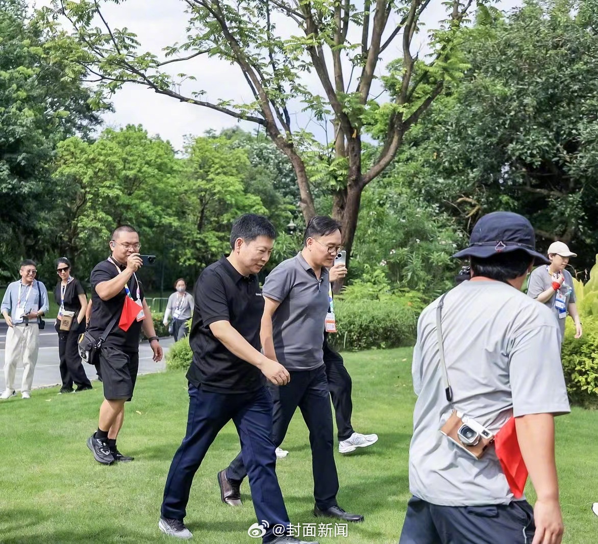 【，你看了吗？】松山湖展区开展第一天，华为终端BG董事长余承东，与微博CEO王高