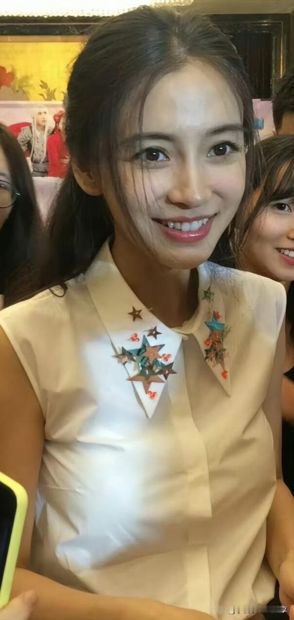 这是比刘亦菲都要漂亮的一个女演员，她的眼睛特别大，扎着小马尾，留着刘海，脸上的表