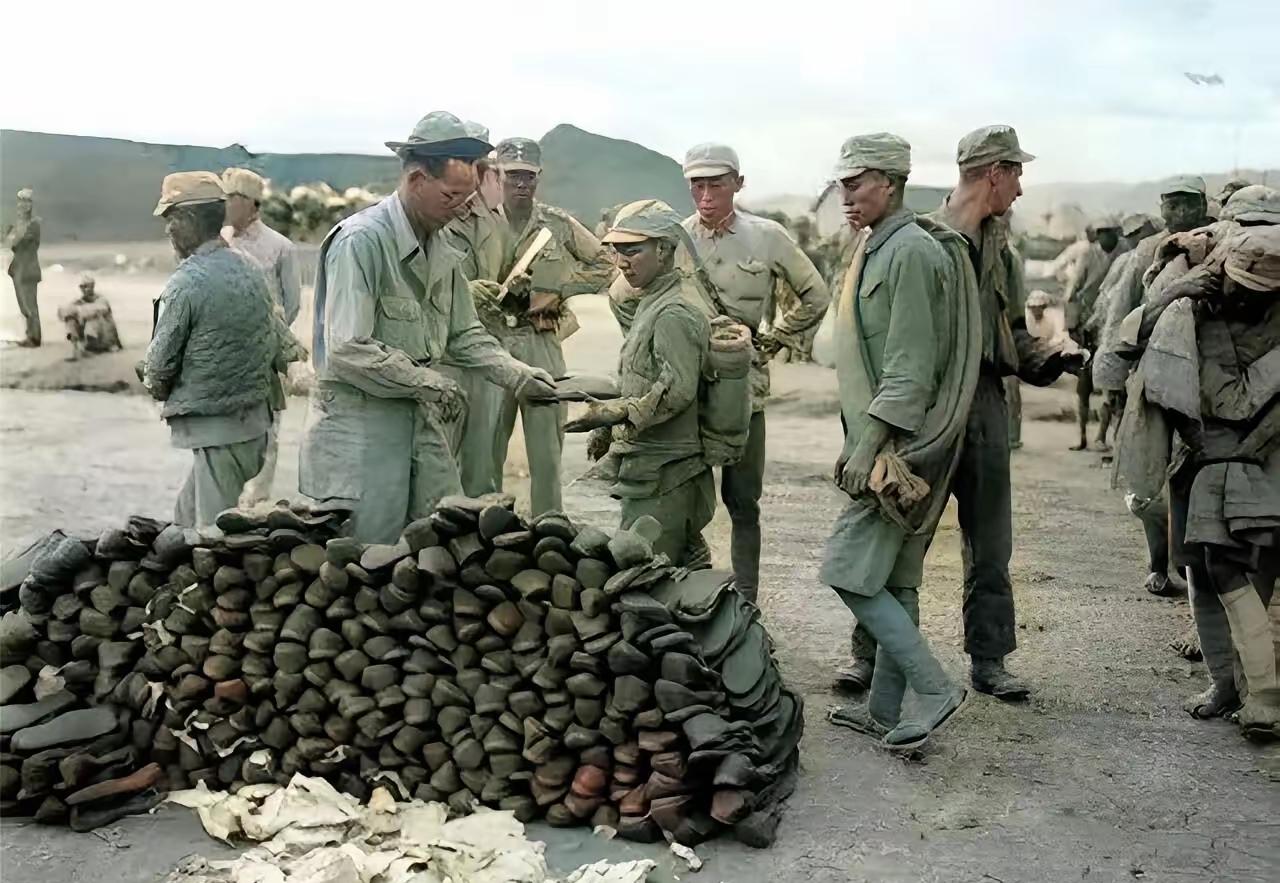 1944年10月1日，美军达维斯上等兵在向中国远征军士兵发胶鞋。许多人认为这种胶