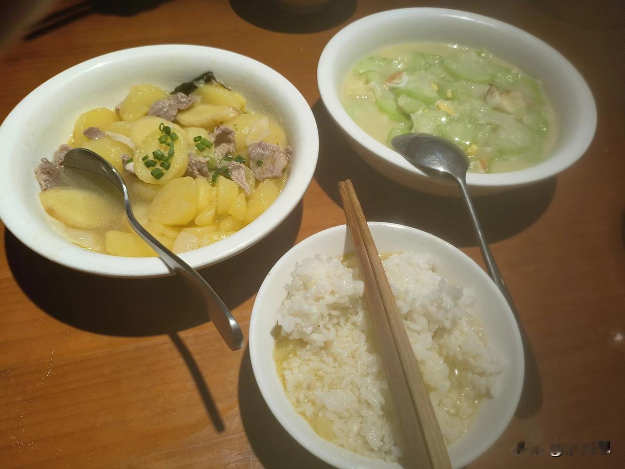 一凑合就是一顿！
人到中年，还是粗茶淡饭有点味道！