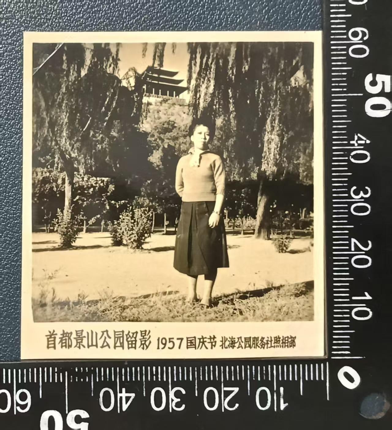 以北京景山公园为背景的照片不多啊！
其实，背景还是挺漂亮的！