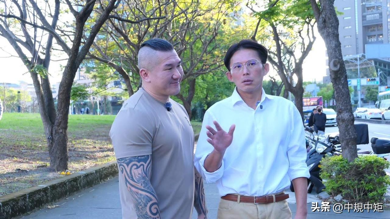 黄国昌今（15日）晚间在脸书发文表示，馆长是我的兄弟，我亏欠他真的太多了。这几年