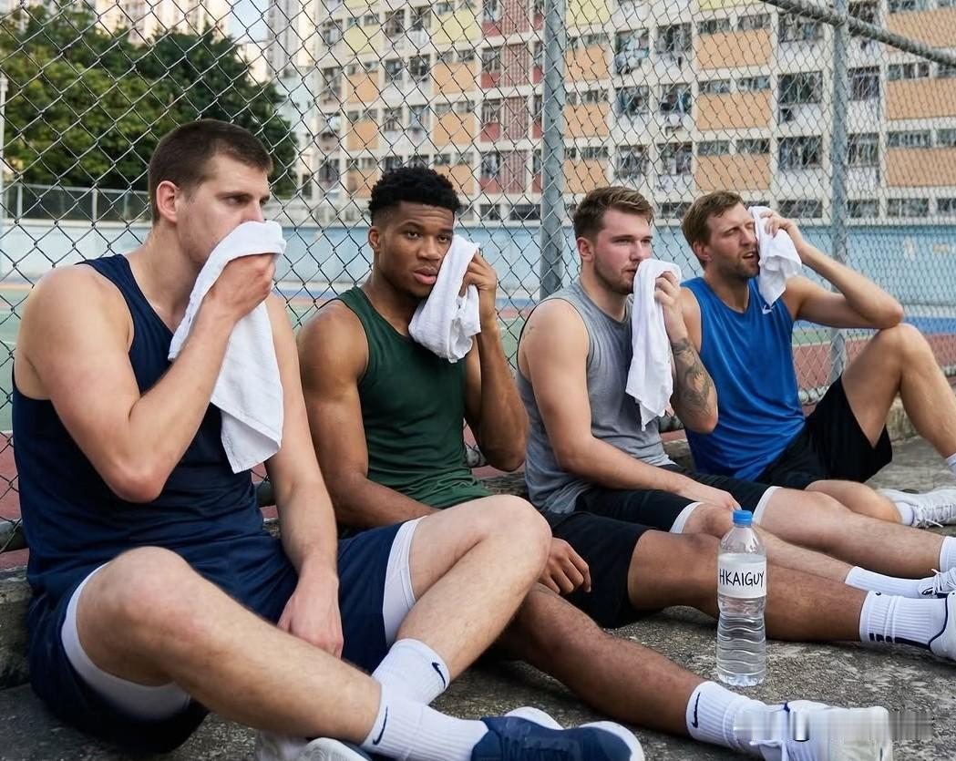 以下这两个四人组都处在巅峰期的话，哪一组更强？
第一组:约基奇、字母哥和诺维斯基