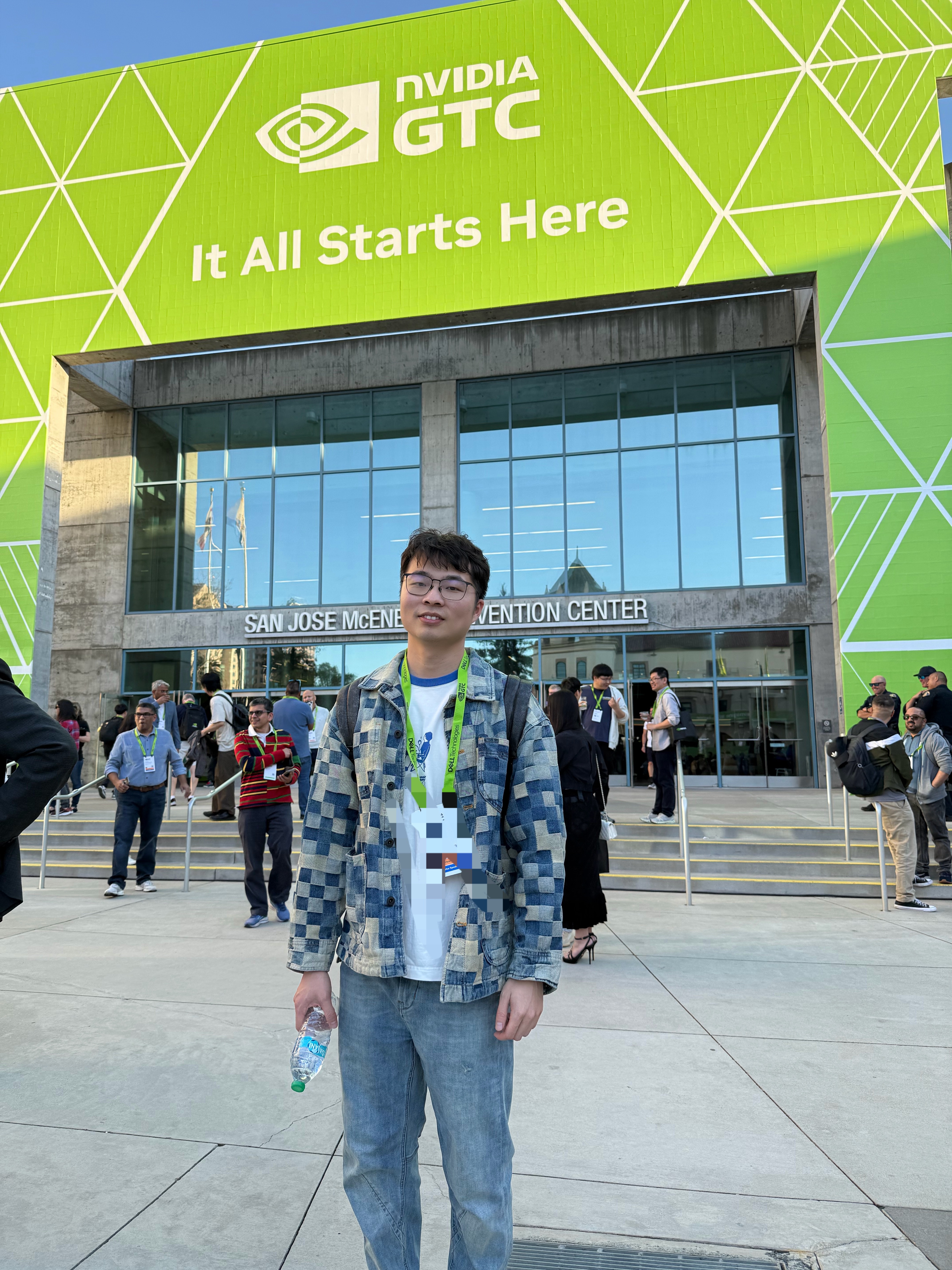 和世界顶级研究团队一起讨论训练范式，也终于能从容回应：这是一个好问题。唯一尴尬的