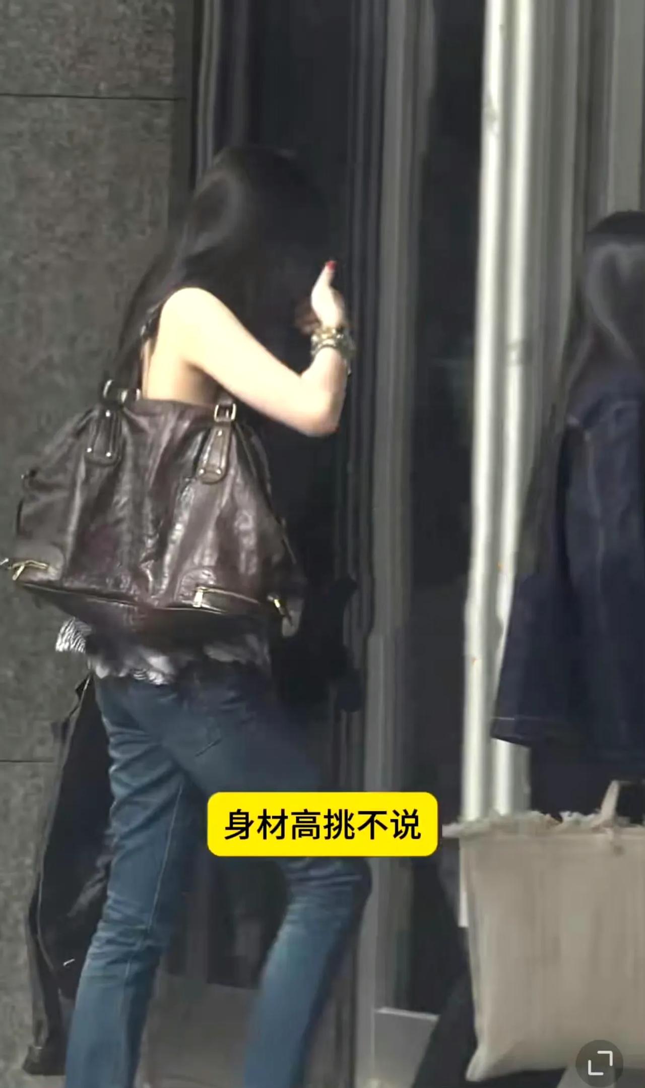 王菲李亚鹏女儿都长这么大了，黑色长发，身材纤细，还有大长腿，气质超好。王菲 李嫣