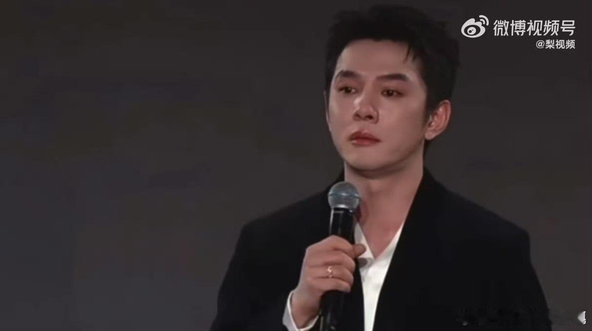 李佳琦说可能缺席两个季度直播李佳琦哽咽所有女生放心，他只是去尝试新事物，不是离开