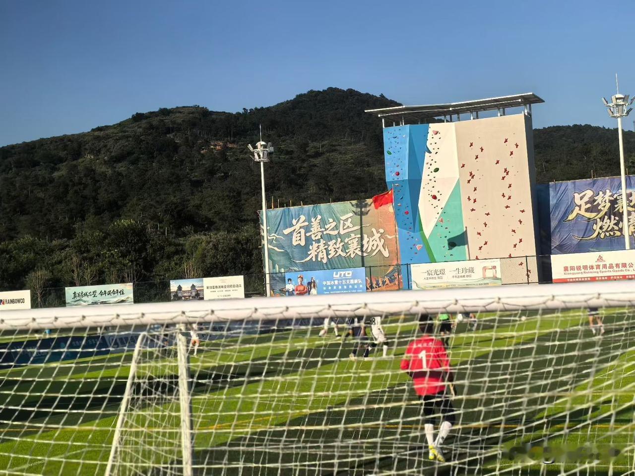 背靠青山 脚下绿茵
实拍扁山文旅体育公园现场 山水为幕 球场为台 整座赛场的氛围