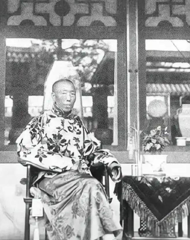 1908年，慈禧太后死后，李莲英便失去了最大的靠山，为慈禧守孝100天后，李莲英