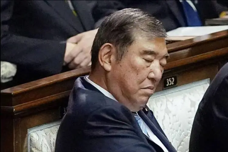 突发！日本首相石破茂决定辞职，背后究竟隐