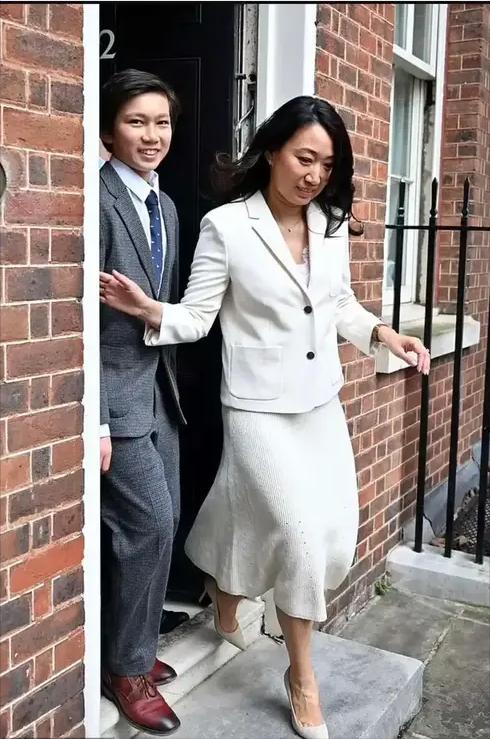 被英国财政大臣的西安老婆美到了！穿白裙好端庄，罕见带3孩同框亮相，竟个个“中国化