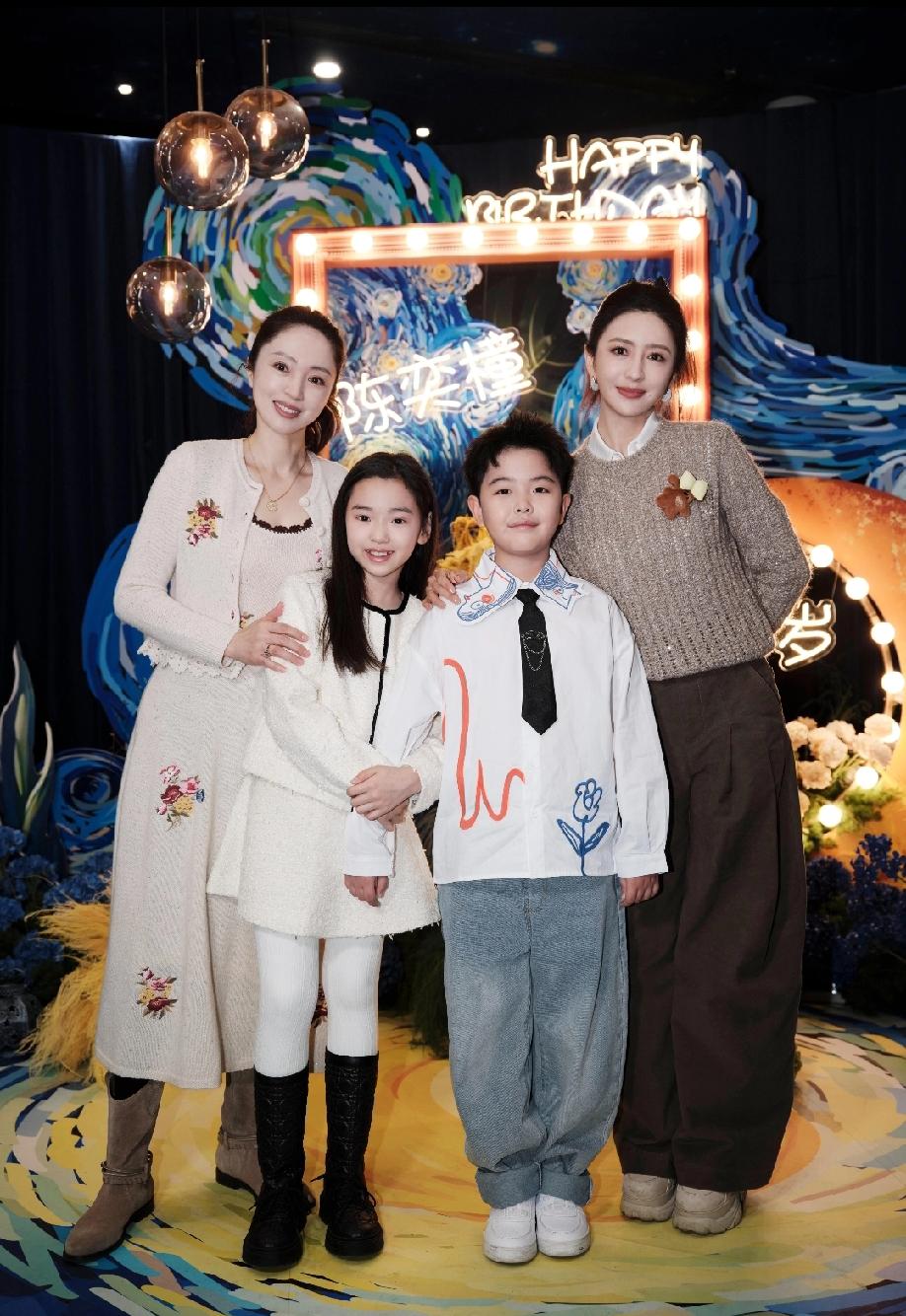今日，佟丽娅陈思诚的儿子朵朵生日，董璇和小酒窝一起庆祝，闺蜜成家人，一起照看着好