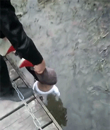 这孩子和家长心都够大的，为了捉一个小螃蟹，竟然做这么危险的事！

看了后怕不？捕