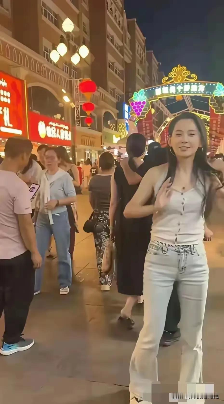 被粉丝偶遇的森林北！
被粉丝偶遇的森林北，并没有美颜之后的那般漂亮，身材也没有那