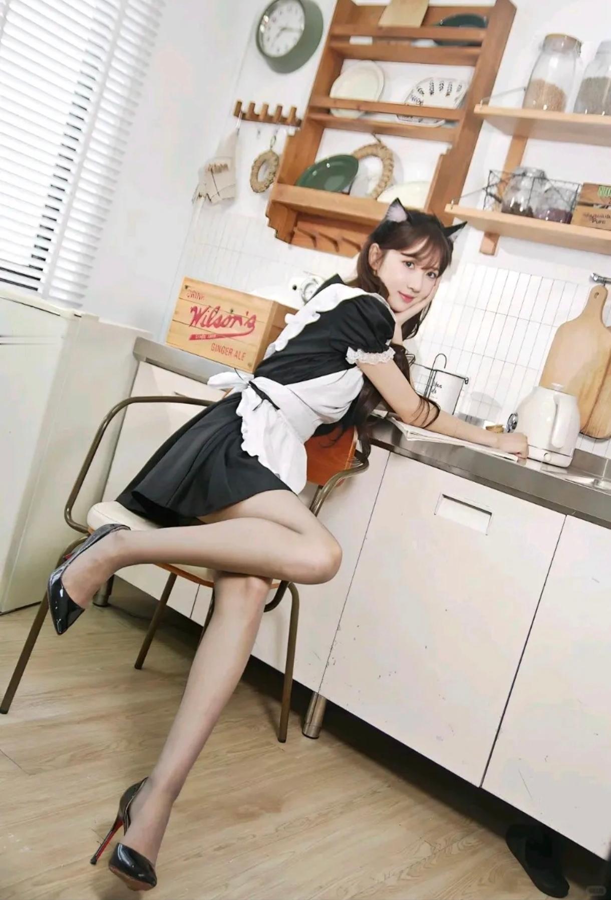 黑丝+女仆裙+猫耳，又纯又欲的氛围直接拉满，厨房场景自带生活感，黑丝衬得腿又细又