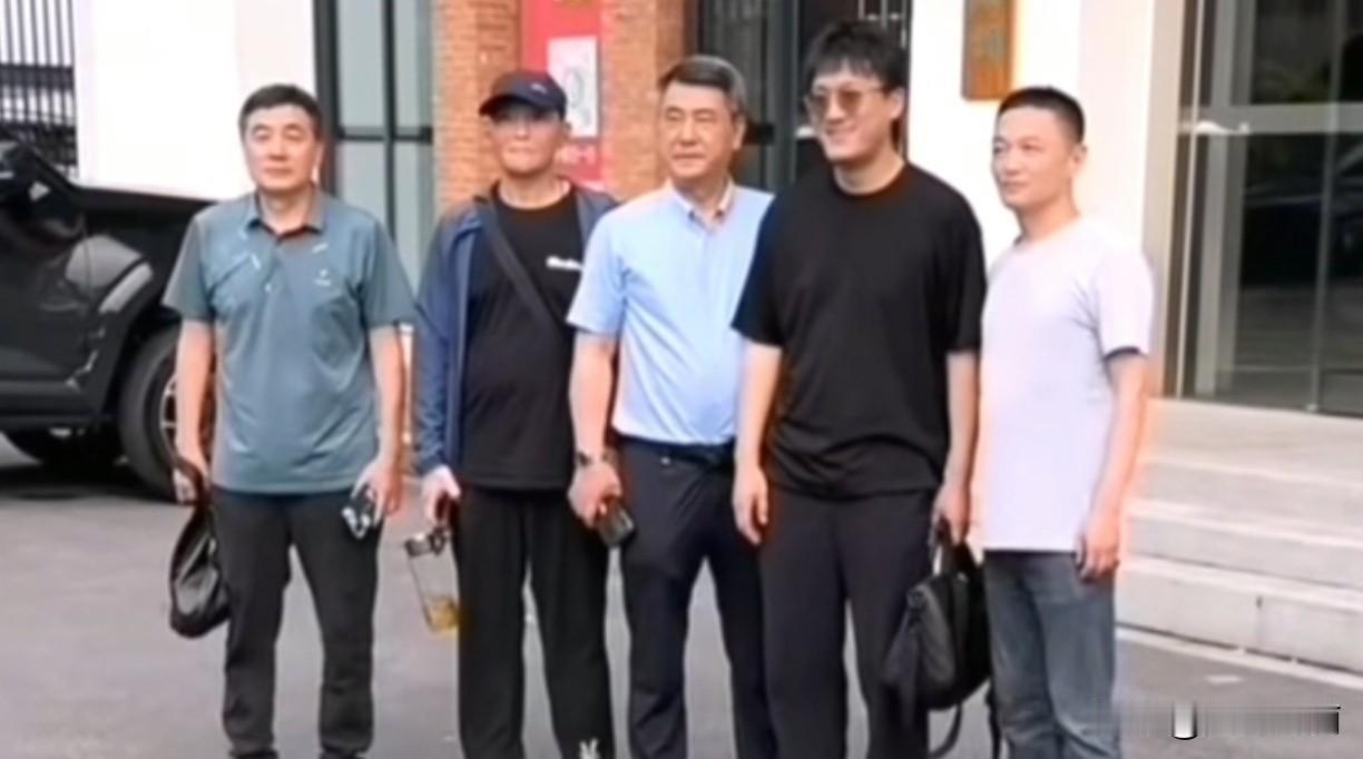 1212老师们已经陆续都到无锡啦，而且还当场逮到了二饼，二饼那是扭扭捏捏，比力哥