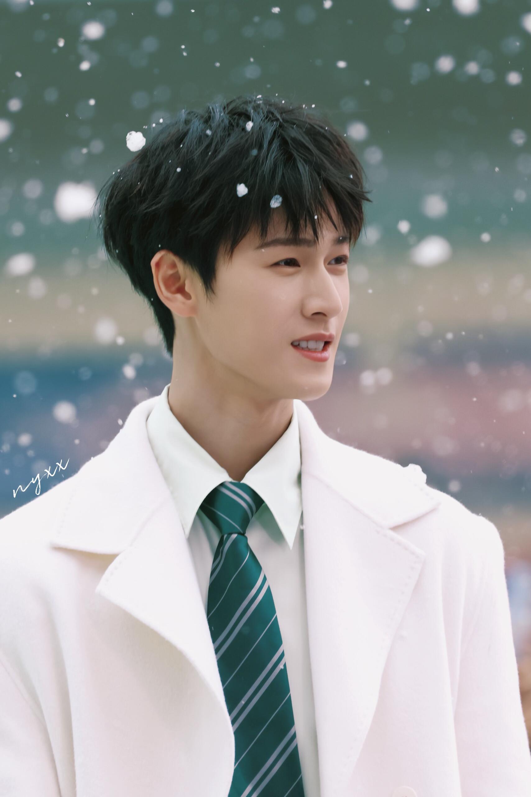 李昀锐今日线下活动生图，白衣少年太帅了 