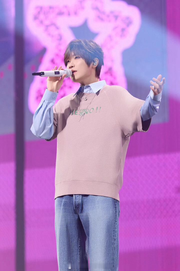 徐良还是当年足够火徐良演唱会沉浸式文艺复兴 现场有人举着灯牌，上面写着“谢谢你出