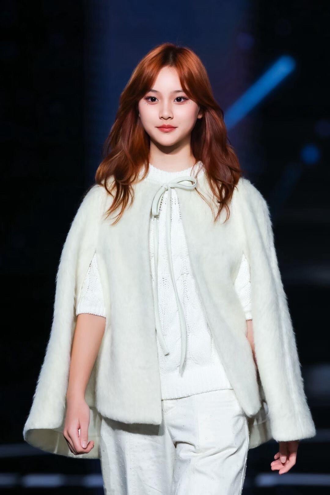 医美真可怕，李小璐居然比女儿甜馨还显年轻，这视觉年龄差好惊人。 